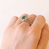 Anello vintage a margherita in oro bianco 18K con smeraldo (2.20ct ca.) e diamanti (1ctw ca.), anni ‘60
