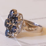 Anello vintage in oro bianco 18K con zaffiri sintetici (4ctw ca.) e diamanti (0.10ctw ca.), anni ‘70