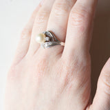 Anello vintage in oro bianco 14K con perla e diamanti (0.36ctw ca.), anni ‘60