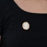 Spilla vintage in oro 18K con cammeo su conchiglia, anni ‘50