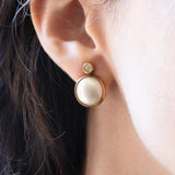 Orecchini vintage in oro 18K con perle mabé e diamanti (0.20ctw ca.), anni ‘60