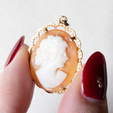 Ciondolo vintage in oro giallo 18K con cammeo su conchiglia e catenina in oro giallo 18K, anni ‘50/‘60