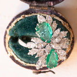 Anello vintage in oro bianco 18K con smeraldi (2.40ctw ca.) e diamanti (2ctw ca.), anni ‘60/‘70
