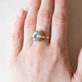 Anello vintage in oro giallo e in oro bianco 18K con topazio azzurro (4ct ca.), anni ‘60