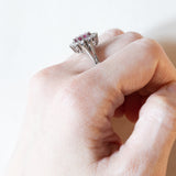 Anello vintage a margherita in oro bianco 14K con rubino (0.67ct ca.) e diamanti (0.86ctw), anni ‘60/‘70