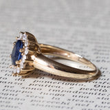 Anello a margherita vintage in oro 9K con zaffiro (0.80ct ca.) e diamanti (0.24ctw ca.), anni ‘60/‘70
