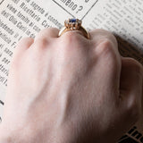 Anello a margherita vintage in oro 9K con zaffiro (0.80ct ca.) e diamanti (0.24ctw ca.), anni ‘60/‘70
