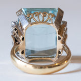 Anello vintage in oro giallo 18K e in oro bianco 18K con acquamarina (17ct ca.) e diamanti (0.32ctw ca.), anni ‘70