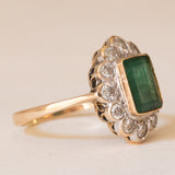Bague marguerite en or 14 carats avec émeraude (environ 1,50 ct) et diamants (environ 0,80 ct), années 1940/1950