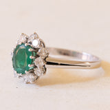Anello vintage a margherita in oro bianco 18K con smeraldo (2.20ct ca.) e diamanti (1ctw ca.), anni ‘60