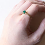 Anello vintage in oro 18K con smeraldo sintetico e diamanti, anni ‘70/‘80