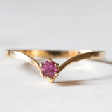Anello a “V” vintage in oro 18K con rubino, anni ‘70