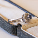 Anello vintage a margherita in oro bianco 14K con zaffiro e diamanti, anni ‘60