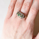Anello vintage in stile antico in oro giallo 18K e argento con smeraldi (0.80ctw ca.) e diamanti (0.36ctw ca.), anni '60