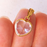 Lotto comprendente ciondolo in oro 18K con zircone e ciondolo a forma di carta di due di cuori in oro 18K