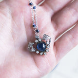 Collana in oro bianco 18K con zaffiri, opali e diamanti, anni ‘40