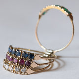 Anello harem vintage in oro 14K con zirconi bianchi, rubini, zaffiri e smeraldi, anni ‘70