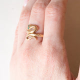 Anello antico a forma di serpente in oro giallo 18K con smeraldi, anni '10