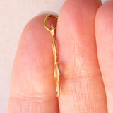 Lotto comprendente ciondolo in oro 18K con ametista, ciondolo in oro 18K con zaffiro e ciondolo a forma di chiave di violino in oro 18K