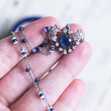 Collana in oro bianco 18K con zaffiri, opali e diamanti, anni ‘40