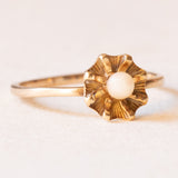 Anello retró a forma di fiore in oro giallo 18K con perla bianca, anni ‘40