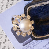 Anello a margherita vintage in oro bianco 18K con perla e diamanti (1ctw ca.), anni ‘80/‘90