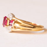 Anello vintage in oro giallo 18K e in oro bianco 18K con rubini e diamanti (0.18ctw ca.), anni ‘70