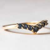 Anello vintage a “V” in oro 14K e zaffiri, anni ‘70