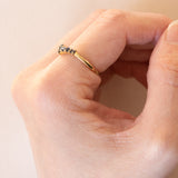 Anello vintage a “V” in oro 14K e zaffiri, anni ‘70