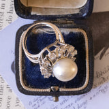 Anello a margherita vintage in oro bianco 18K con perla e diamanti (1ctw ca.), anni ‘80/‘90