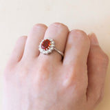 Anello vintage a margherita in oro bianco 14K con opale di fuoco (2.50ct ca.) e diamanti (0.70ctw ca.), anni ‘70