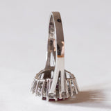 Anello vintage a margherita in oro bianco 14K con rubino (0.67ct ca.) e diamanti (0.86ctw), anni ‘60/‘70