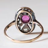 Anello antico in oro 14K e argento con rubino e diamanti di taglio rosetta, anni ‘30/‘40