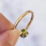 Solitario in oro 8K con cromodiopside verde, anni '60