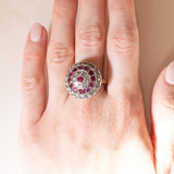 Anello vintage in stile antico a toppa in oro giallo 14K e argento con diamanti (0.56ctw ca.) e rubini, anni '60