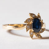 Anello vintage a margherita in oro 18K con zaffiro e diamanti, anni ‘70