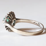 Anello a margherita vintage in oro bianco 18K con smeraldo e diamanti, anni ‘70