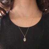 Collana vintage con catenina in oro giallo 9K e con ciondolo a margherita in oro giallo e bianco 9K con quarzo verde e diamanti, anni ‘70/‘80