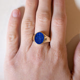 Anello antico da sigillo in oro 14K con lapislazzuli inciso, anni ‘30