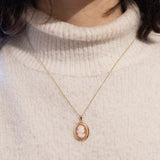 Ciondolo vintage in oro 14K con cammeo su conchiglia, anni ‘60