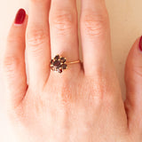Anello vintage a margherita in oro giallo 14K con granati, anni ‘50/‘60