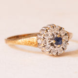 Anello vintage a margherita in oro giallo e in oro bianco 14K con zaffiro (0.05ct ca.) e diamanti (0.20ctw ca.), anni ‘40/‘50