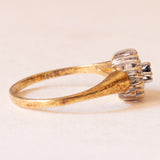 Anello vintage a margherita in oro giallo e in oro bianco 14K con zaffiro (0.05ct ca.) e diamanti (0.20ctw ca.), anni ‘40/‘50