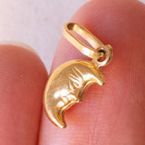 Lotto comprendente ciondolo in oro 18K con ametista, ciondolo in oro 18K a forma di “Uomo della Luna” in oro 18K e ciondolo in oro 9K a forma di elefantino