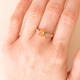 Anello vintage in oro giallo e in oro bianco 9K con zaffiro arancione (0.80ct ca.) e diamanti, anni ‘70