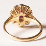 Anello vintage a margherita in oro 18K con rubino (0.30ct ca.) e diamanti (0.30ctw ca.), anni ‘60