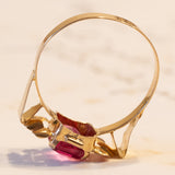 Anello vintage in oro 18K con pasta di vetro rosa, anni ‘60