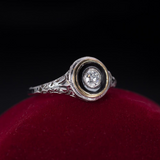 Anello solitario antico in oro bianco 18K con diamante centrale e onice, anni ‘30