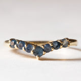 Anello vintage a “V” in oro 14K e zaffiri, anni ‘70