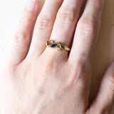 Anello vintage in oro 14K con rubino, smeraldo, zaffiro e diamanti (0.05ctw ca.), anni ‘70/‘80